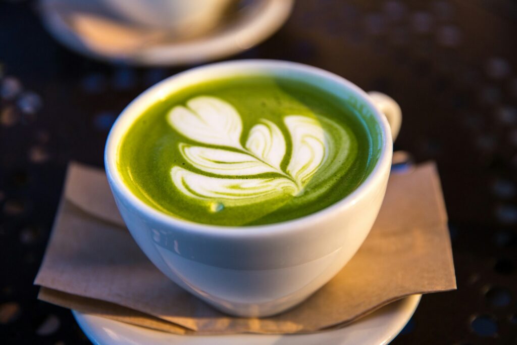 Tasse de thé matcha servie dans les bureaux Osmoseo à Biarritz pour les clients venant retirer leur commande